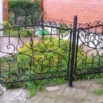 Macizo de flores en el sitio