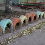 Neumáticos de colores en el patio.