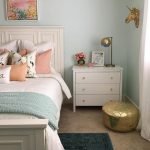 Elementos decorativos en el dormitorio para la niña.