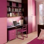 Área de trabajo en una habitación infantil.