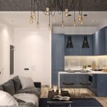Una combinación de muebles azules y un delantal blanco en la cocina.