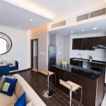 Espejo sobre la mesa del comedor