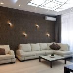 Beige y marrón en el interior.