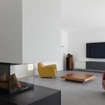 Sillas de colores en un interior blanco.