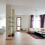 Cortinas púrpuras en las ventanas