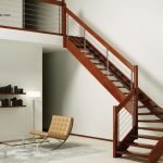 Escalera de madera en la casa