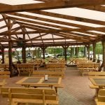Cafe bajo un dosel