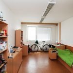Bicicleta debajo de la ventana