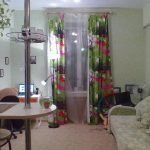 Cortinas de colores en la ventana