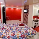 Interior con pared roja