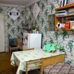Papel pintado debajo de un ladrillo en un interior