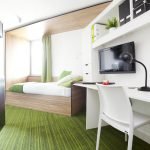 Piso verde en una habitación blanca