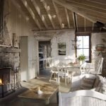 Muebles blancos en el interior.