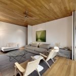 Lámpara sobre una mesa de cristal junto al sofá