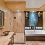 Ducha y baño en una habitación.