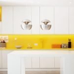 Una combinación de un delantal amarillo y muebles blancos.