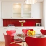 Sillas rojas alrededor de una mesa de cristal