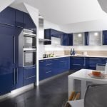 Interior de cocina blanco y azul