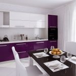 Muebles de cocina con fachada blanca y violeta.