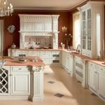 La combinación de paredes marrones y muebles blancos.