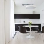 Muebles negros en un interior blanco.