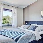 Cortinas blancas en la ventana del dormitorio.