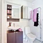Inodoro junto al lavabo