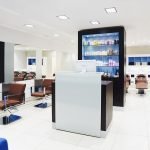 Iluminación brillante en la peluquería