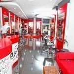 La combinación de rojo y blanco en el interior.