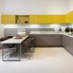 Muebles de cocina bicolores.