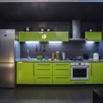 Cocina gris oscuro con muebles de limón.