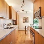 Muebles de cocina con microondas integrado.