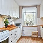 Muebles de cocina con encimeras de madera.