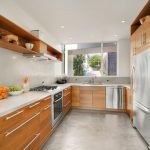 Muebles de cocina con fachada de madera.