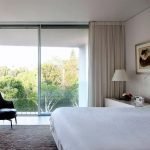 Lámpara de pie junto a un sillón
