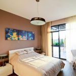 Cuadro modular sobre la cama