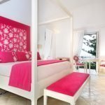 Acentos rosados ​​en un interior blanco.