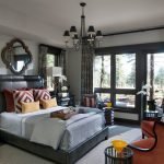 Aparadores negros junto a la cama