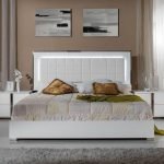 Cama blanca en el dormitorio
