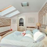 Papel pintado con motivos en el interior.