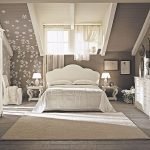 Muebles blancos en un interior gris.