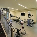Sala de entrenamiento en el sótano de una casa privada.