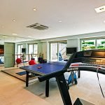 Amplio gimnasio en la casa.