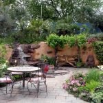 Mesa y sillas en una cascada decorativa