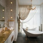 Bañera en forma de mar en el interior.
