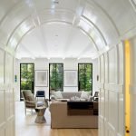 Sala de estar con ventanas altas