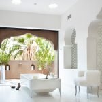 Baño con interior blanco.
