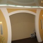 Diseño inusual del arco en la habitación.