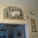 Gato sobre la puerta