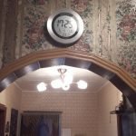 Reloj sobre el pasillo